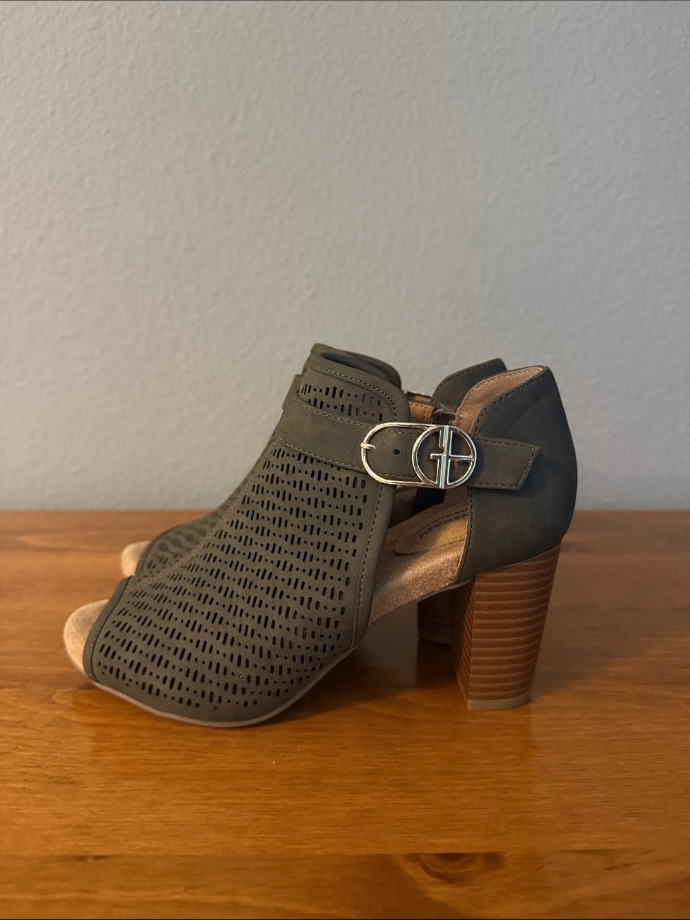 Giani Bernini Olive Perforated Peep Toe Heels Size 5.5